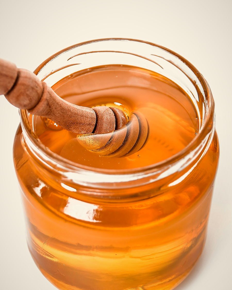 عسل الغابة في وعاء زجاجي