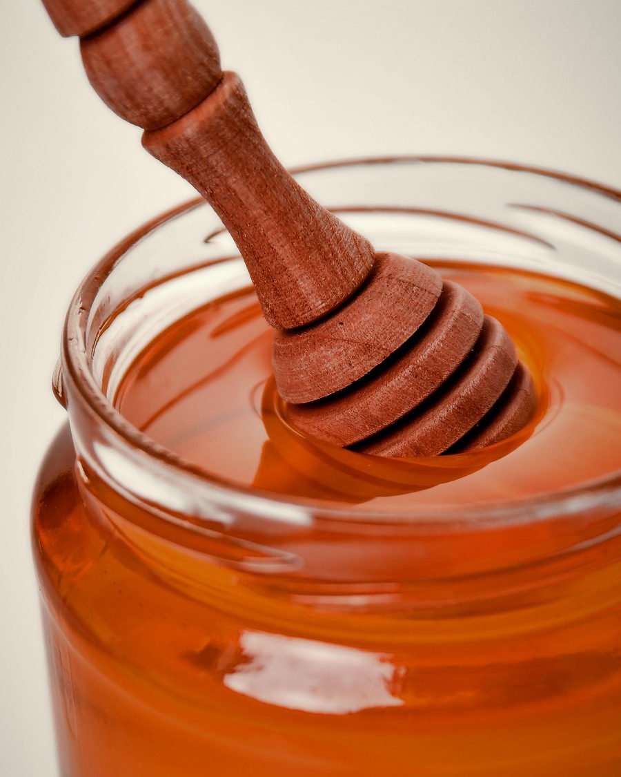 عسل السدر في وعاء زجاجي